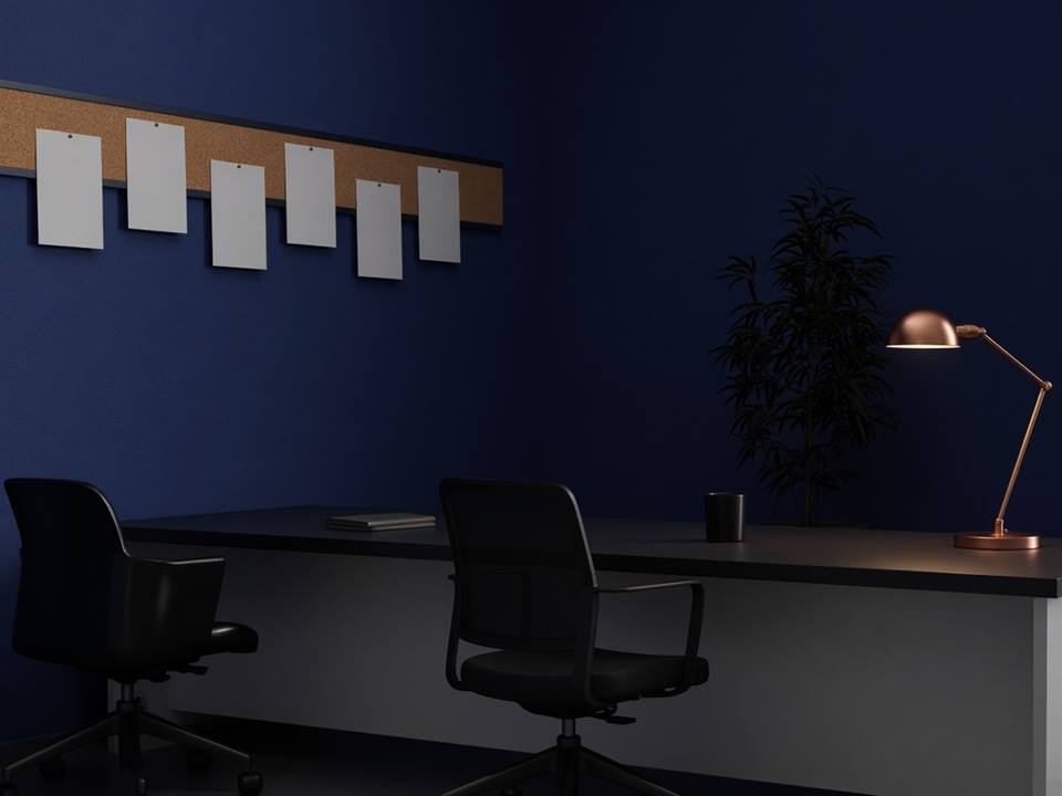 Sala vazia com duas cadeiras e uma faixa de notas em branco